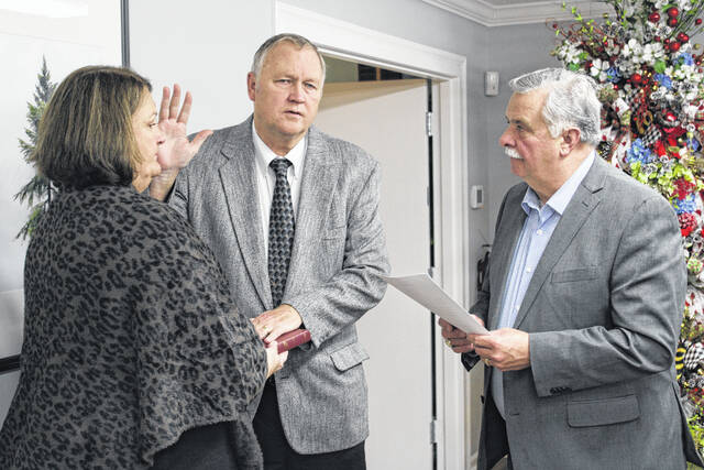 129180912_web1_IMG_5146
Tommy Honeycutt was sworn in recently, filling the Autryville town boards final vacant spot. Hes pictured here with his wife of 47 years, Peggy. Administering the oath is Sampson County Clerk of Court Chris Fann.
Michael B. Hardison | Sampson Independent