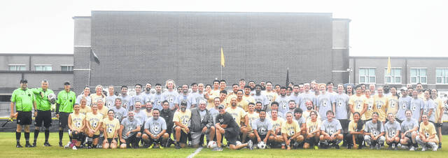 130807475_web1_Alumni-1
All of the players, coaches, and referees gathered for a quick photo before the kickoff of the first game.
Brandt Young|Sampson Independent