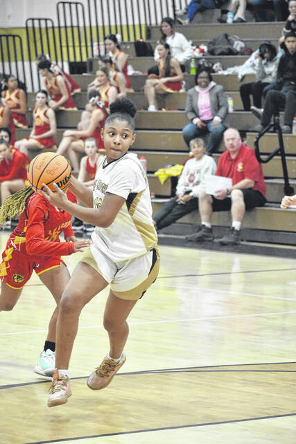 131159198_web1_DSC_0205
Areona McKoy drives through the lane for a score in the second half.
Brandt Young|Sampson Independent
