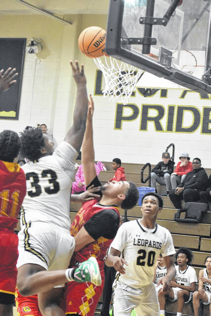 131159203_web1_DSC_0475
Cameron Williams, No. 33, finishes at the rim over the defense as teammate Xavier Hall, No. 20, watches, anticipating a rebound attempt.
Brandt Young|Sampson Independent