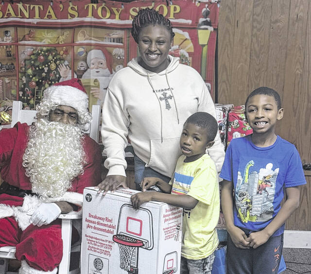 131163828_web1_thumbnail_IMG_0782
Jayden Thomas, Bryant Thomas, and mother Brequina Henry pose with Santa and the boys basketball goal they received from Helping Hands Change Makers.