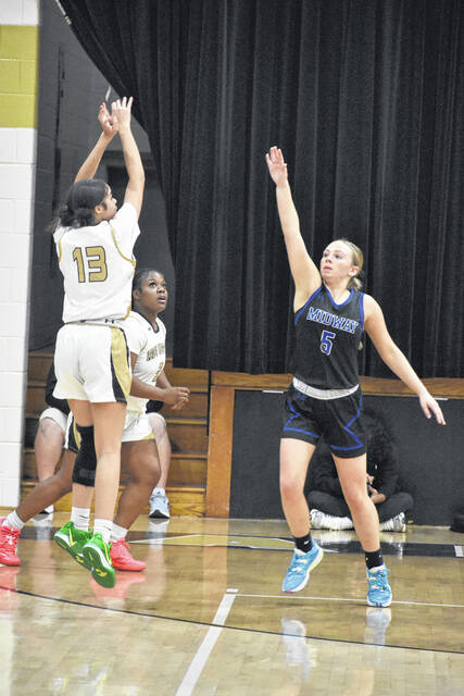 131190104_web1_DSC_0059
Midways Lauralee Harris rushes out to contest the three-pointer from Lakewoods Alexis Rhodes.
Brandt Young|Sampson Independent