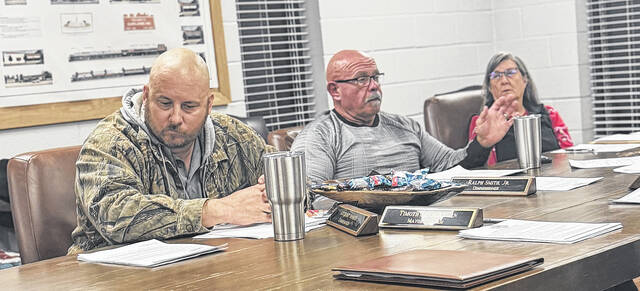 131194507_web1_thumbnail_B2A9CBD8-4346-4D70-82D9-CCE1A317416A
Former Garland Garland Commissioner Anthony Norris, along with current commissioners Ralph Smith and Jo Strickland, during last months board meeting. Only Strickland and Smith are remaining members of the board after Norris, Lee Carberry and Timothy Blackburn resigned Monday, along with the town clerk. Mayor Austin Brown tendered his resignation last Friday.