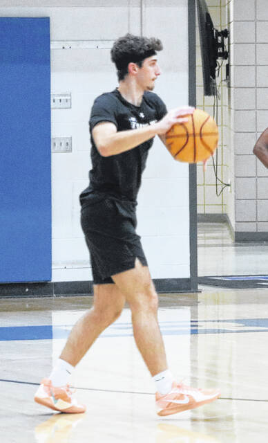 Alex Parker looks to pass during an offensive drill for the Raiders.