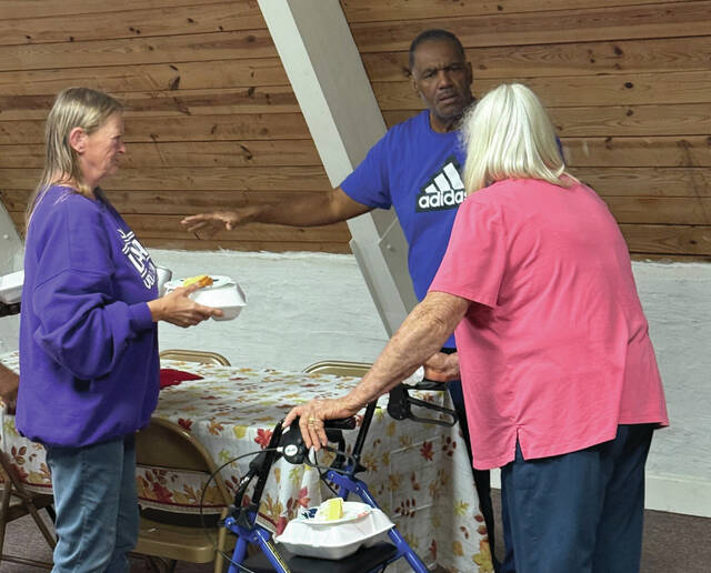 Bishop Lorenzo Simmons of Garland Christian Ministry addresses the crowds during Tuesdays Thanksgiving event.
Trevon McGlone| Sampson Independent