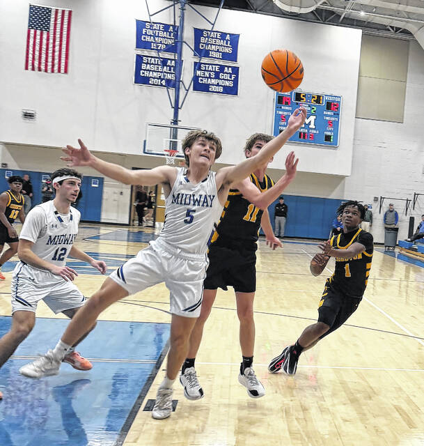 Raider Camden Wilson battles for a rebound against Hobbtons Lathan Warren.