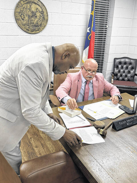 Mayor Ralph Smith Jr. explaining the paperwork for new board commisioner Sean Melvin. Melvin was appointed following a board vote to replace former Commissioner Antonio Garcia.
Trevon McGlone| Sampson Independent