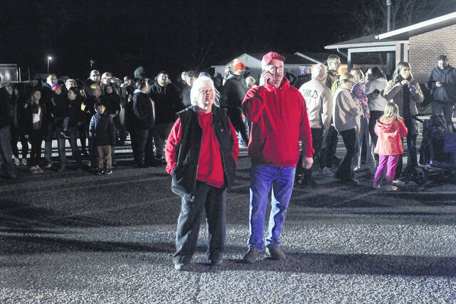 Salemburg Mayor Joe Warren and his wife Linda get ready to see the Heart Drop.
                                 Photos by Noah Britt | Sampson Independent