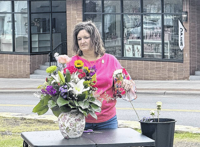 Florist Amy Brewer of Lee Alan Designs creating a floral arrangement. Roseboro Mayor Alice Butlers speech referenced that the floral arrangement Brewer, citing how every flower was different, but they work together to make the arrangement look beautiful.
Trevon McGlone| Sampson Independent