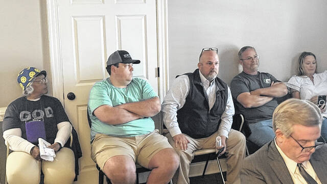 Michael Warren, center, a member of the Newton Grove Fire Department Board of Directors, debates fire department budget requests with the towns mayor and board Monday night.
                                 Trevon McGlone| Sampson Independent