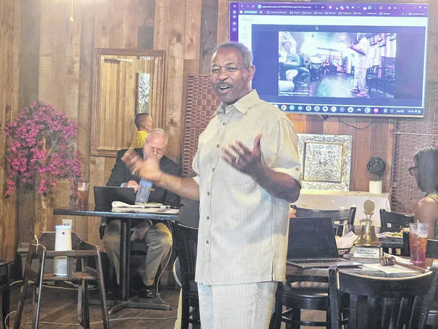 Thaddeus Godwin, outgoing Clinton-Sampson County Rotary Club president, introduces the clubs new president, Dr. Ted Thomas during the noon meeting last week.
Sherry Matthews | Sampson Independent