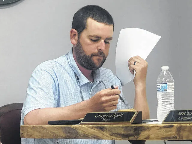 Mayor Grayson Spell breaks down the budget for the board. The budget passed the fiscal plan with no raise in tax rates or fees.
                                 Dylan Atwood | Sampson Independent