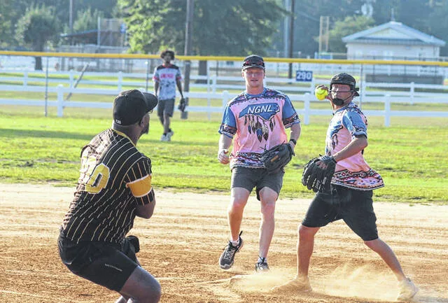 Splittin Gaps Greg Coxum is caught in a jam between second and first base as Dustin Edge attempts to either tag or throw him out at first during fourth inning play.
                                 Trevon McGlone | Sampson Independent