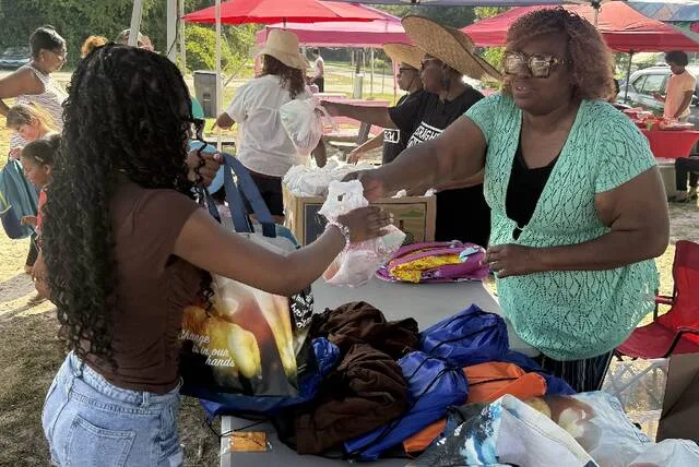 Julia Newkirk hands out school supplies to Victoria Cheatham.
                                 Trevon McGlone | Sampson Independent