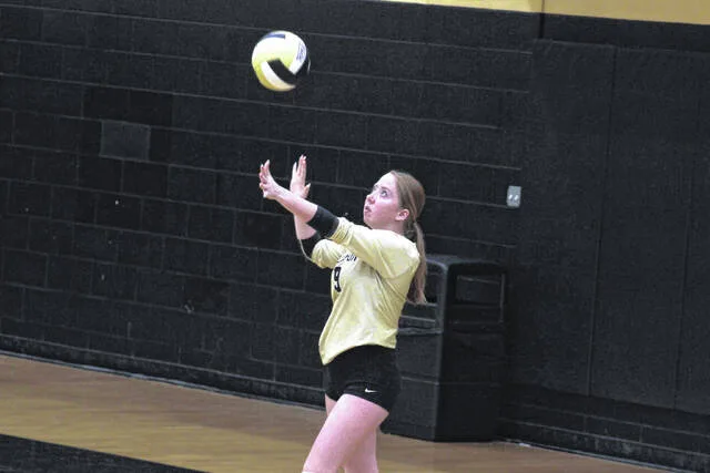 Lady Dark Horse senior Maddie Hales tosses the ball up as she serves.
Trevon McGlone | Sampson Independent